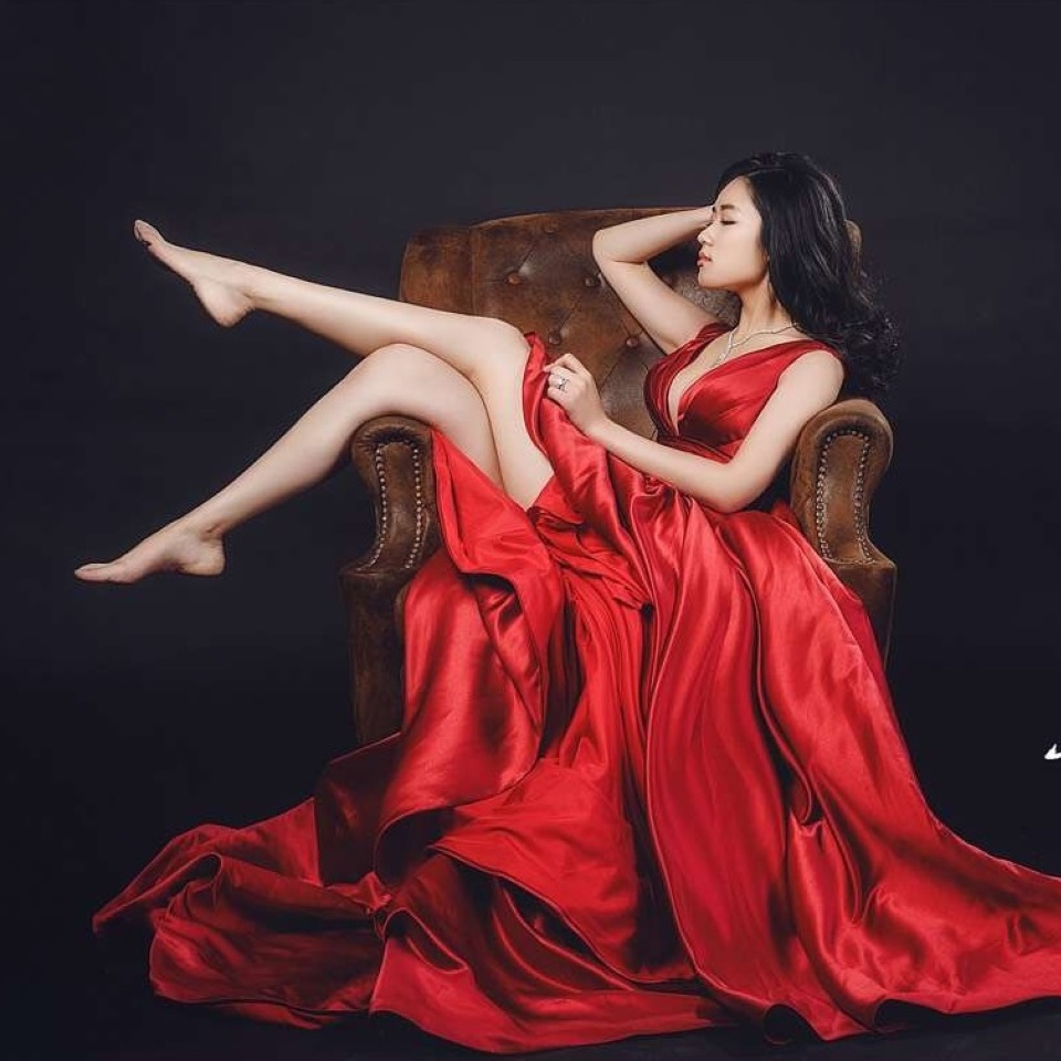 女神“小汤唯”棚拍婚纱照